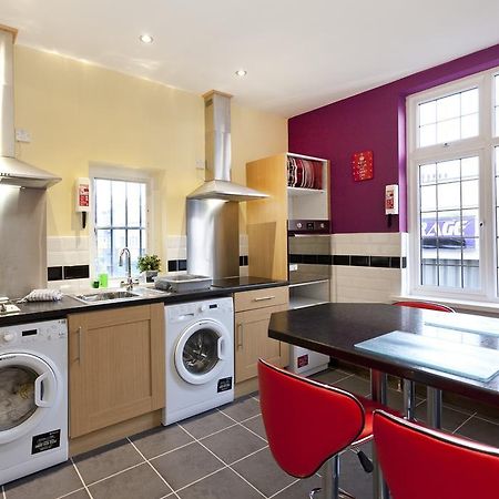 Emporium Apartments - Nottingham City Centre - Your Own Apartment With 3 Bathrooms And Full Kitchen Opposite Victoria Centre Shopping Centre - Cook As You Would At Home - Outdoor Parking For Cars Or Vans At Five Pounds A Day 객실 사진