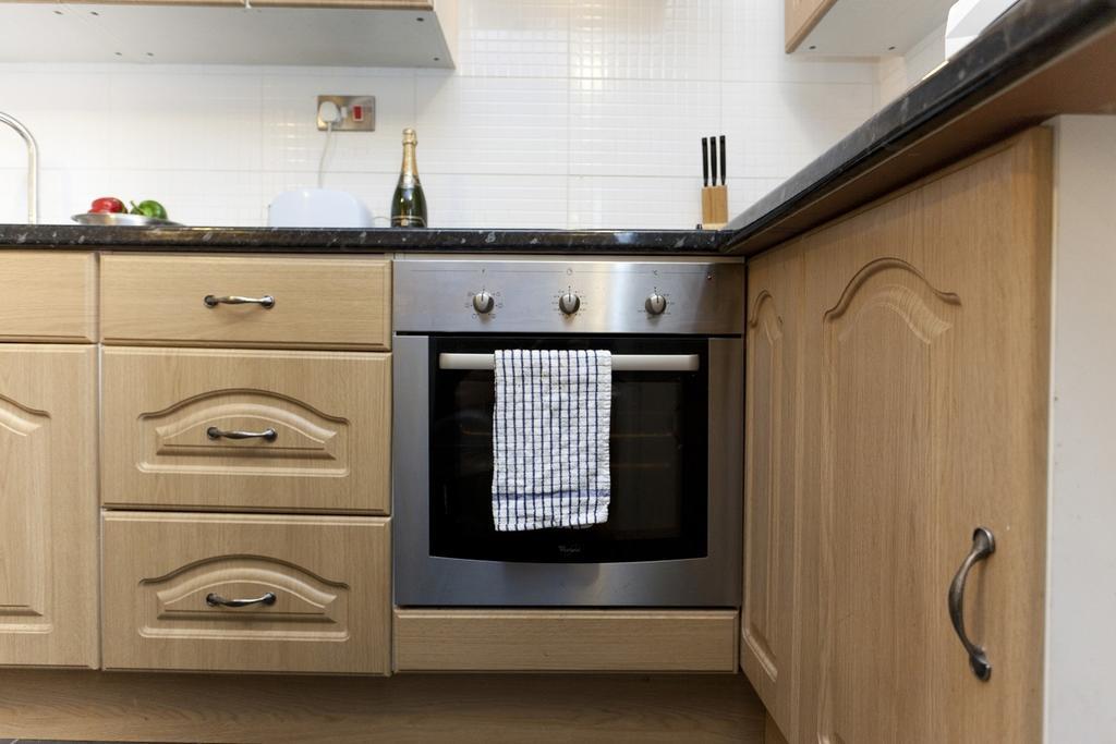 Emporium Apartments - Nottingham City Centre - Your Own Apartment With 3 Bathrooms And Full Kitchen Opposite Victoria Centre Shopping Centre - Cook As You Would At Home - Outdoor Parking For Cars Or Vans At Five Pounds A Day 객실 사진