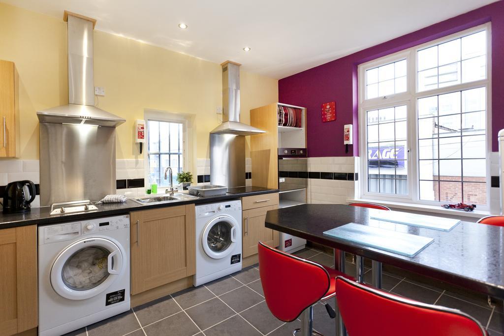 Emporium Apartments - Nottingham City Centre - Your Own Apartment With 3 Bathrooms And Full Kitchen Opposite Victoria Centre Shopping Centre - Cook As You Would At Home - Outdoor Parking For Cars Or Vans At Five Pounds A Day 객실 사진