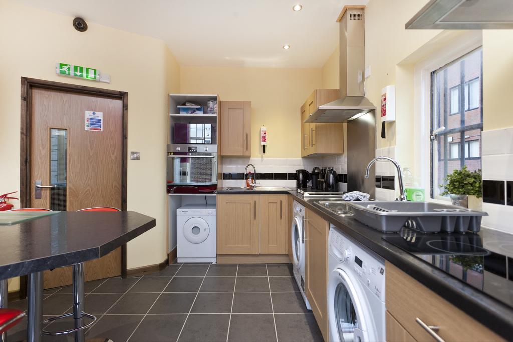 Emporium Apartments - Nottingham City Centre - Your Own Apartment With 3 Bathrooms And Full Kitchen Opposite Victoria Centre Shopping Centre - Cook As You Would At Home - Outdoor Parking For Cars Or Vans At Five Pounds A Day 객실 사진