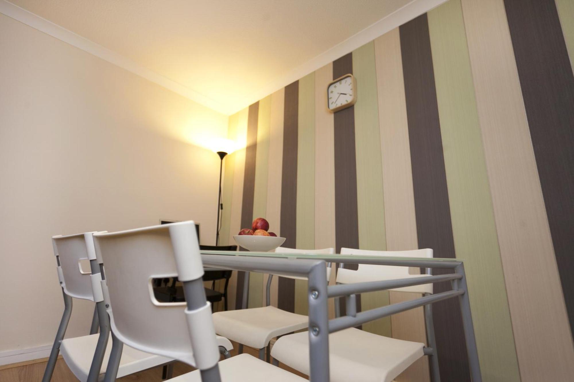 Emporium Apartments - Nottingham City Centre - Your Own Apartment With 3 Bathrooms And Full Kitchen Opposite Victoria Centre Shopping Centre - Cook As You Would At Home - Outdoor Parking For Cars Or Vans At Five Pounds A Day 객실 사진