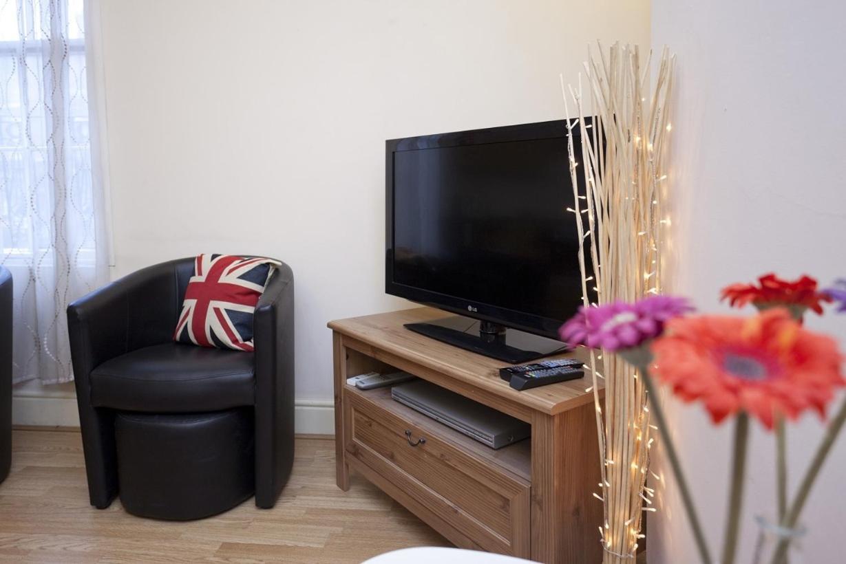 Emporium Apartments - Nottingham City Centre - Your Own Apartment With 3 Bathrooms And Full Kitchen Opposite Victoria Centre Shopping Centre - Cook As You Would At Home - Outdoor Parking For Cars Or Vans At Five Pounds A Day 객실 사진