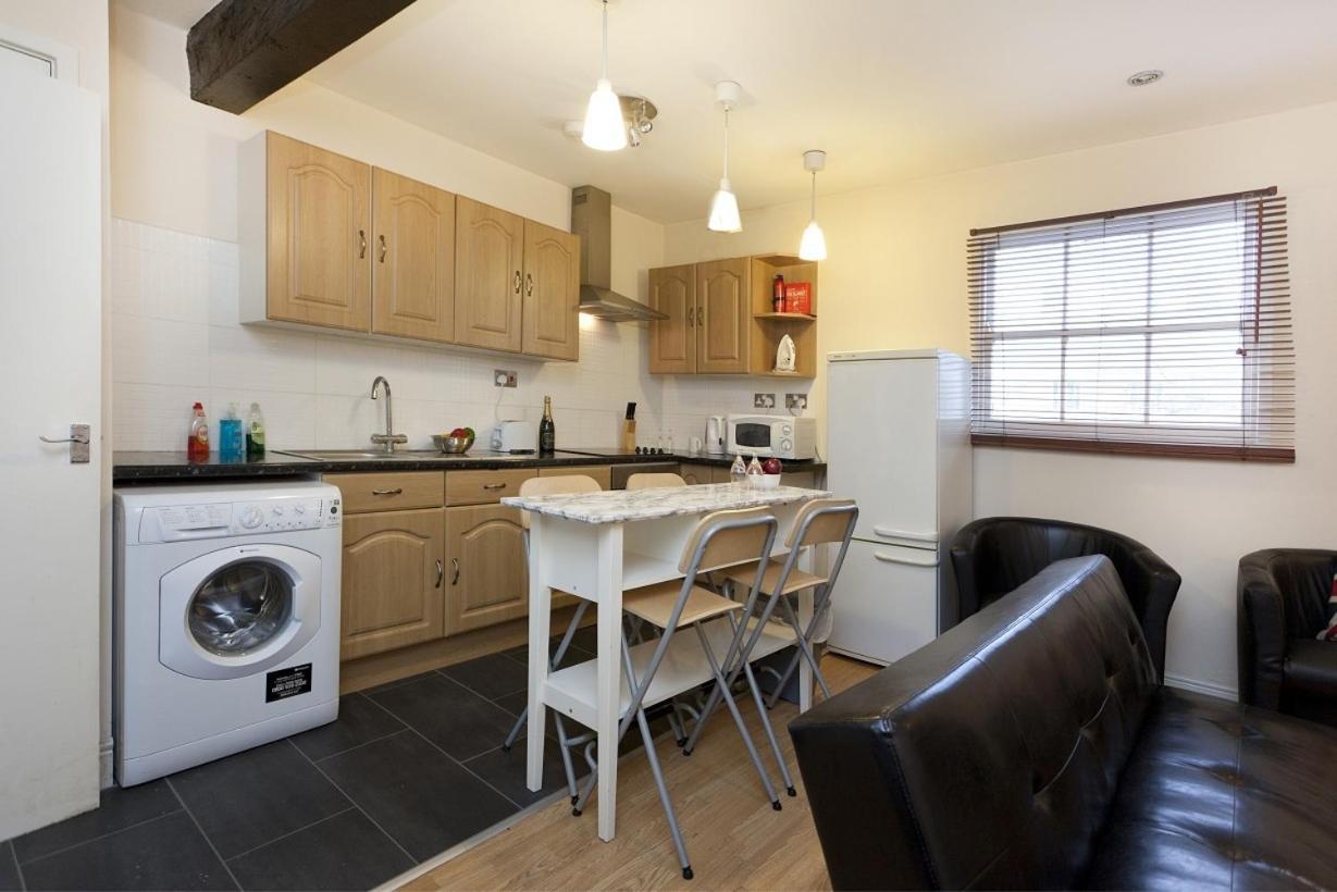 Emporium Apartments - Nottingham City Centre - Your Own Apartment With 3 Bathrooms And Full Kitchen Opposite Victoria Centre Shopping Centre - Cook As You Would At Home - Outdoor Parking For Cars Or Vans At Five Pounds A Day 객실 사진