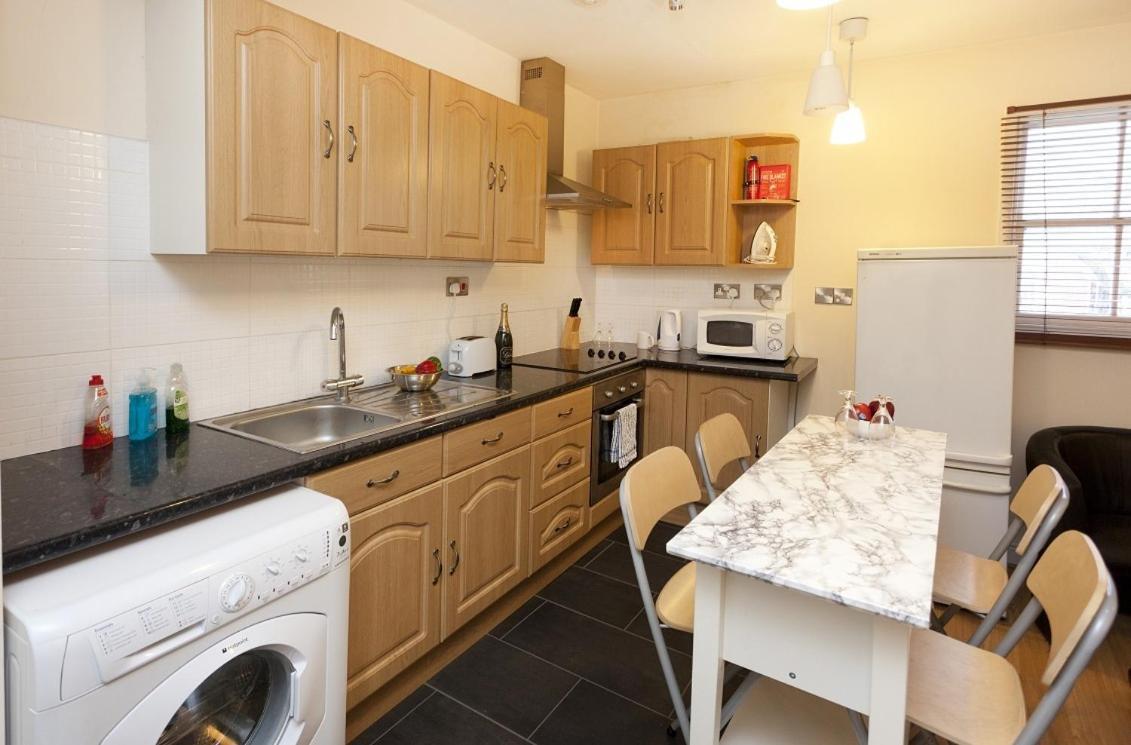 Emporium Apartments - Nottingham City Centre - Your Own Apartment With 3 Bathrooms And Full Kitchen Opposite Victoria Centre Shopping Centre - Cook As You Would At Home - Outdoor Parking For Cars Or Vans At Five Pounds A Day 객실 사진