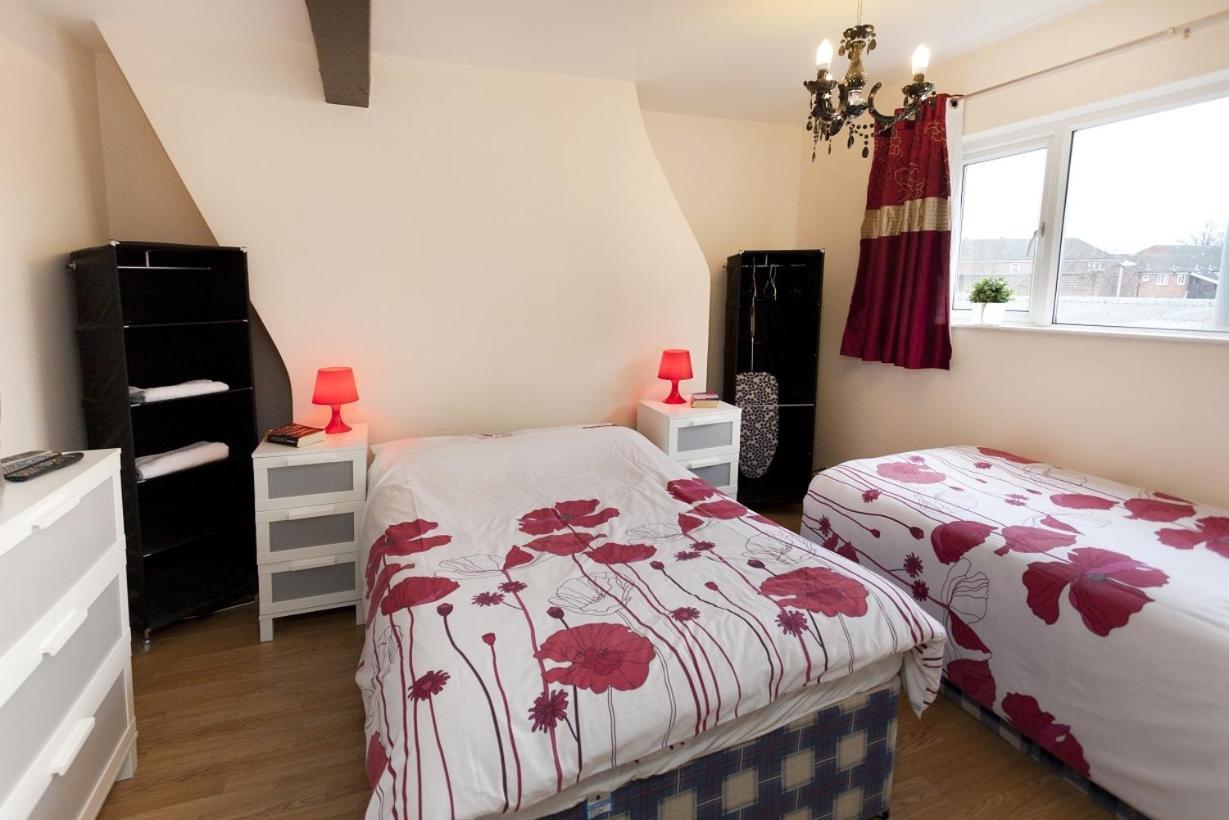 Emporium Apartments - Nottingham City Centre - Your Own Apartment With 3 Bathrooms And Full Kitchen Opposite Victoria Centre Shopping Centre - Cook As You Would At Home - Outdoor Parking For Cars Or Vans At Five Pounds A Day 객실 사진